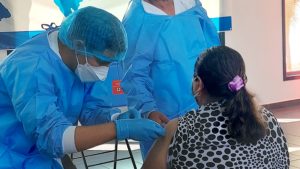 Pacientes inmunosuprimidos reciben su tercera dosis de la vacuna contra la covid-19, en Veraguas.