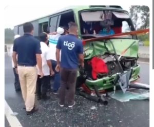 Bus de la ruta Las Palmas-Santiago se accidenta, deja varios heridos.