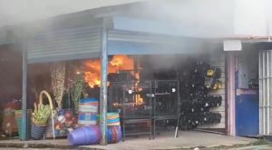 Incendio consume su totalidad a un almacén en Santiago.