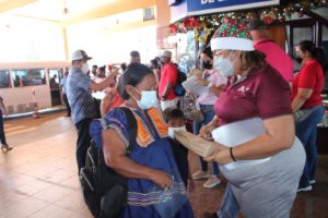 Refuerzan medidas de bioseguridad en el transporte público.