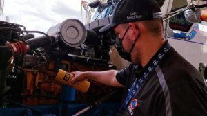 Conductores denuncian que les despacharon agua con diesel en una estación de combustible en Santiago.