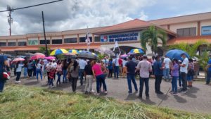 Docentes y pescadores en Veraguas protestan por el alto costo del combustible.