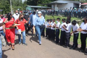 Ministra de educación atiende a la comunidad del IPT de Buenos Aires.