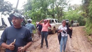 Maestros quedan varados por varios deslizamientos hacia Gatuncito en Santa Fe.