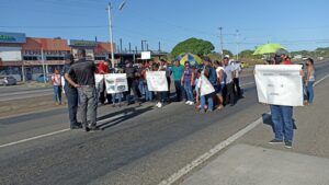 Protestan por daños en sus viviendas en el residencial Viva Santiago.