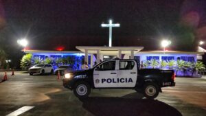 Un hombre perdió la vida al recibir varios impacto de bala frente a una iglesia en Santiago.