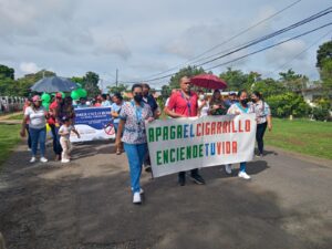 Jóvenes se unen a la campaña contra el consumo de tabaco.