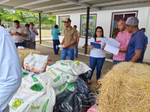 Productores reciben apoyo para enfrentar la sequía.