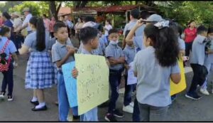 Niños dan clase en los pasillos debido al problema de luz en la escuela Rubén Darío.