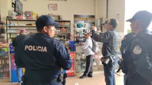 En el distrito de La Mesa un asiático es sorprendido vendiendo lotería clandestina.