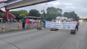 Vuelven a las calles por mal estado de la carretera en Las Minas de Atalaya.