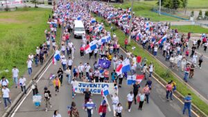 Jóvenes en Veraguas marchan contra la minería.