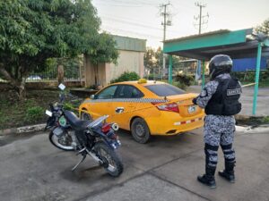 Delincuentes privan de libertad a taxista en Santiago.