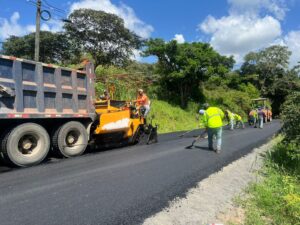 Avanzan trabajos de reparación de vías en Santiago y Atalaya.