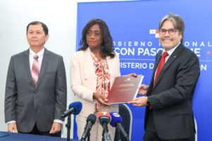 9 colegios en Veraguas reciben títulos de propiedad.