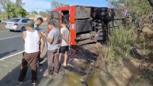 Bus de pasajeros sufre accidente en Santiago.