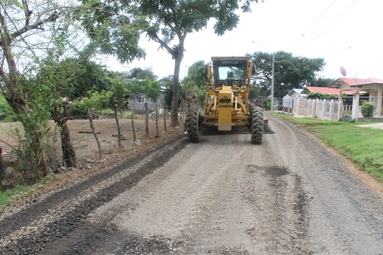 REHABILITAN CAMINOS EN COMUNIDADES DE LA MESA